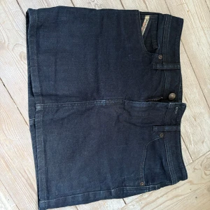 Diesel lowrise jeanskjol - Sjukt snygg lågmidjad jeanskjol från diesel🫶🏼tyvärr lite för liten för mig, därför säljer jag💗