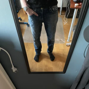 Jack and Jones jeans - Säljer ett par klassiska blå jeans med smal passform och normal midja. Perfekta till vardags och passar till det mesta. Modellen "tapered mike" W29 L30. Använd ett fåtal gånger.