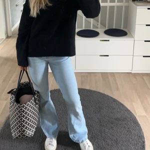 Jeans Gina tricot  - Super sköna och snygga jeans!! litet slitage på ena höften men lätt att fixa om man vill, inget man tänker på när man har på sig dom!💞💞