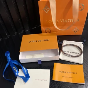 Lv armband 17&19 - Sprillans nya armband! Riktig go investering! Finns i två storlekar 17cm & 19cm✔️Allt på bilden medföljs✔️ Vid minsta fundering kontakta oss ✔️