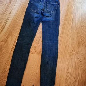 Mörkblå skinny jeans Molly från Gina Tricot - Säljer ett par mörkblå skinny jeans från Gina Tricot, modell Molly. Jeansen har klassisk femficksdesign, hög midja och är tillverkade i stretchig bomullsblandning för en bekväm passform. De är bara använda en gång. Det enda att anmärka på är sprucken märkes lapp. The good project