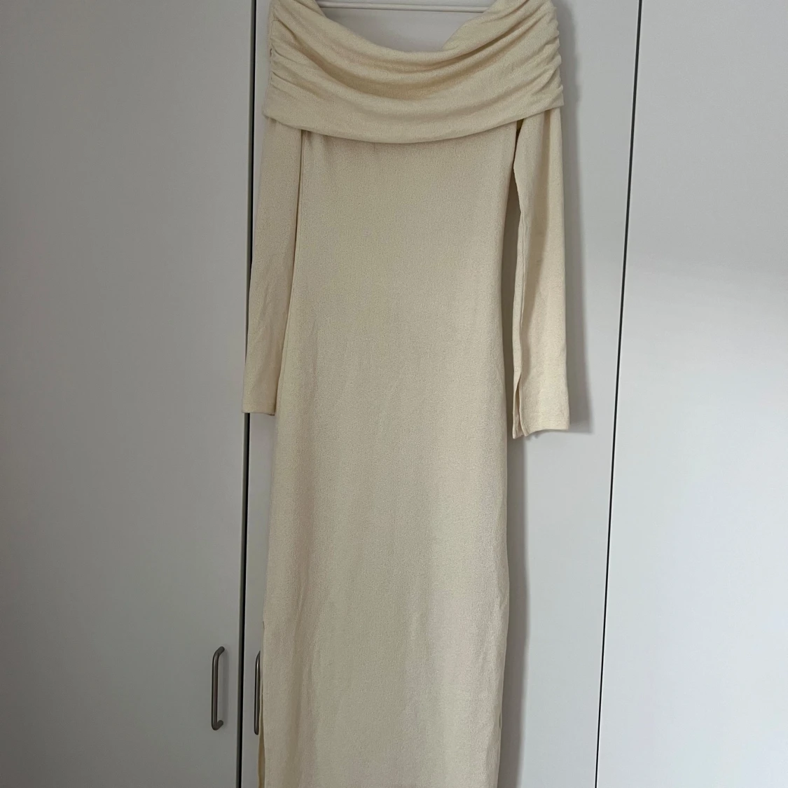 Off shoulder klänning - 3