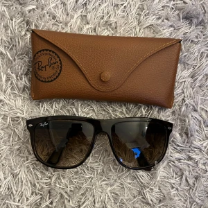 Ray-Ban Boyfriends  - Säljer ett par sköna RB 4147! | Som nya i skicket finns inget att anmärka! | Kommer med fodral och duk! | Storlek 60:15. | Ställ gärna frågor innan du köper!