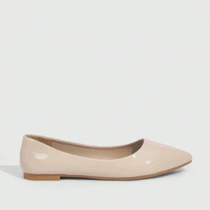 Beige ballerinaskor med låg klack och spetsig tå - Aldrig använda, något för stora💕