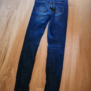 Mörkblå mellanblå jeans Molly från Gina Tricot storlek M - Säljer ett par mörkblå/mellanblå jeans från Gina Tricot, modell Molly. Jeansen har klassisk femficksdesign, smal passform och hög midja. Materialet är bomull med stretch för extra komfort. Perfekta för dig som gillar skinny jeans med enkel stil. The good project. Använda enstaka gång. Jag ser inga defekter 