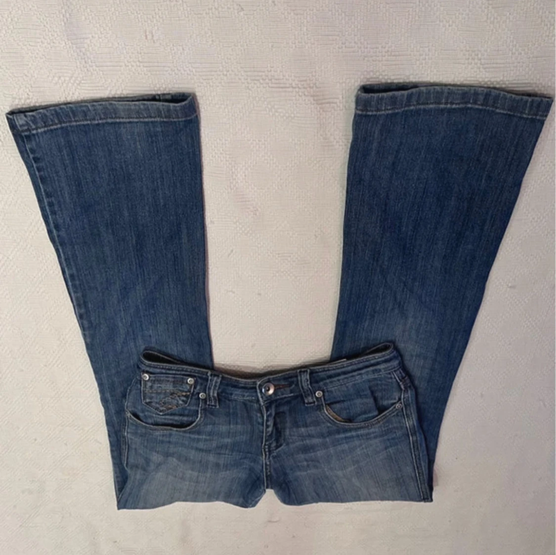 Blå bootcut jeans från Jones Jeanswear
