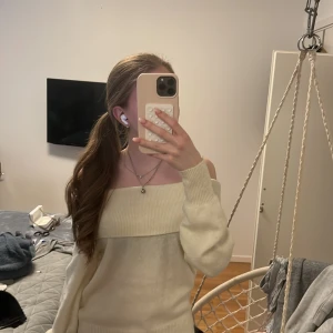 stickad tröja - Säljer min jätte fina vita/crämfärgade stickade off-shoulder tröja från veramoda i storlek s. köpt för 350kr.