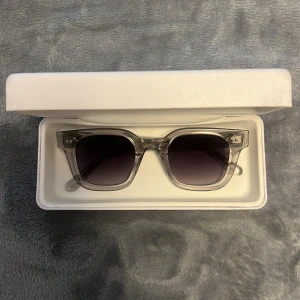 Gråa rektangulära solglasögon - Säljer mina 04 chimis i grå färg! Köpta för 1200kr. I jättefint skick och perfekta till sommaren. Säljer även två andra färger. Köp alla tre för 1500kr!