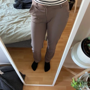 Beige kostymbyxor - Snygga beige kostymbyxor som är raka i modellen, storlek xs. Från lager 157💕💗