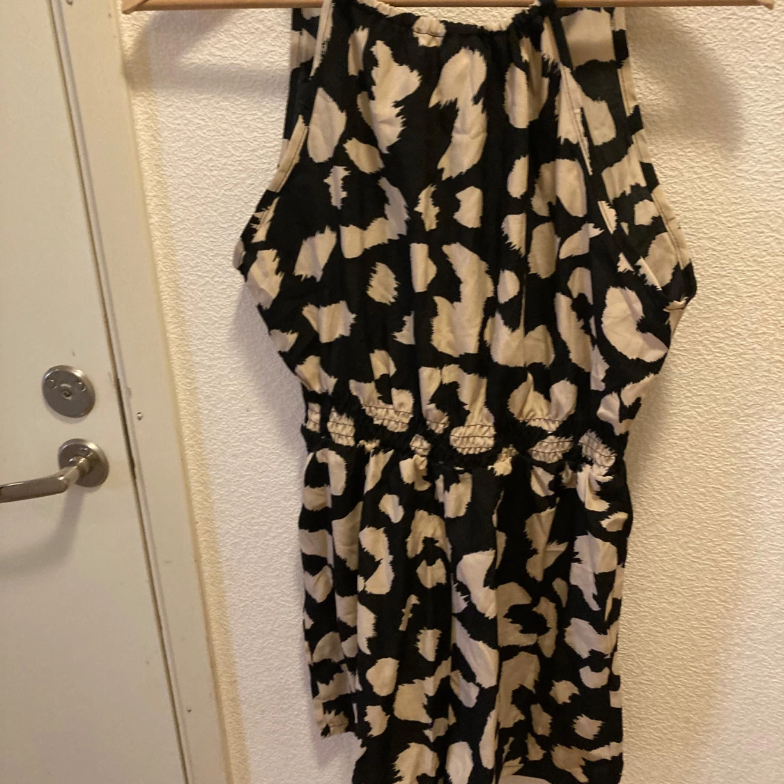 Svart och beige leopardmönstrad kort byxdress stl S - 1