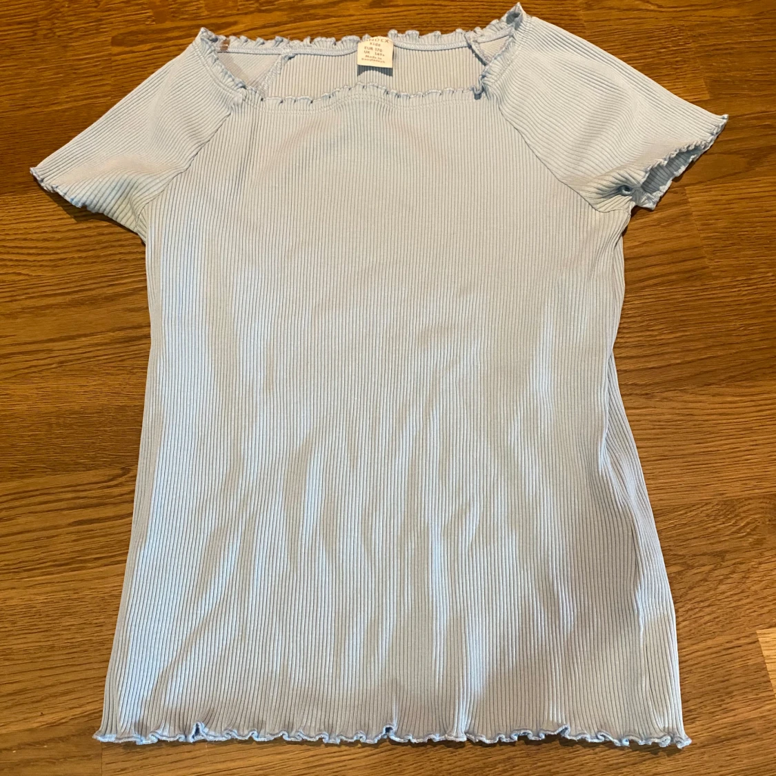 Ljusblå ribbad topp