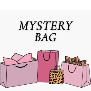 Mystery bag stor - Här säljer jag den stora mystery bagen, säljer även en mindre om du är intresserad av de. I den stora tänkte jag mig runt 4-7 plagg men kan variera lite. Tänkte att jag har mest kläder I storlek XS/S  men har även andra storlekar så skrov om ni har önskemål om storlekar eller om något annat.