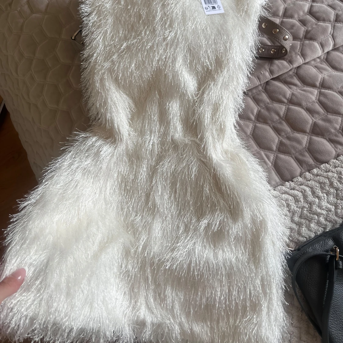 Vit fluffig kortklänning från Gina Tricot - 2