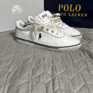 Ralph Lauren skor (SÄNKT PRIS!) - Säljer ett par schyssta vita Ralph Lauren skor till ett bra pris. Köpta för ca. 1 år sedan för ca 999kr. Dom är i bra skick och skolåda följer med. Mer bilder vid önskemål.