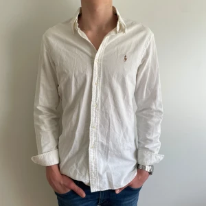 Vit skjorta från Polo Ralph Lauren - Säljer en vit skjorta från Polo Ralph Lauren med broderad logga på bröstet. Skjortan är slim fit och perfekt till sommaren! Tveka inte att skriva om du har frågor! 🙌