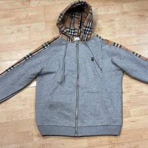 Burberry kofta  - Den är perfect inga skador jag säljer den för där vid midjan så är det lite stor så det passade inte mig. Färgen är mycket ljusare men på bilden ser du ut såhär 