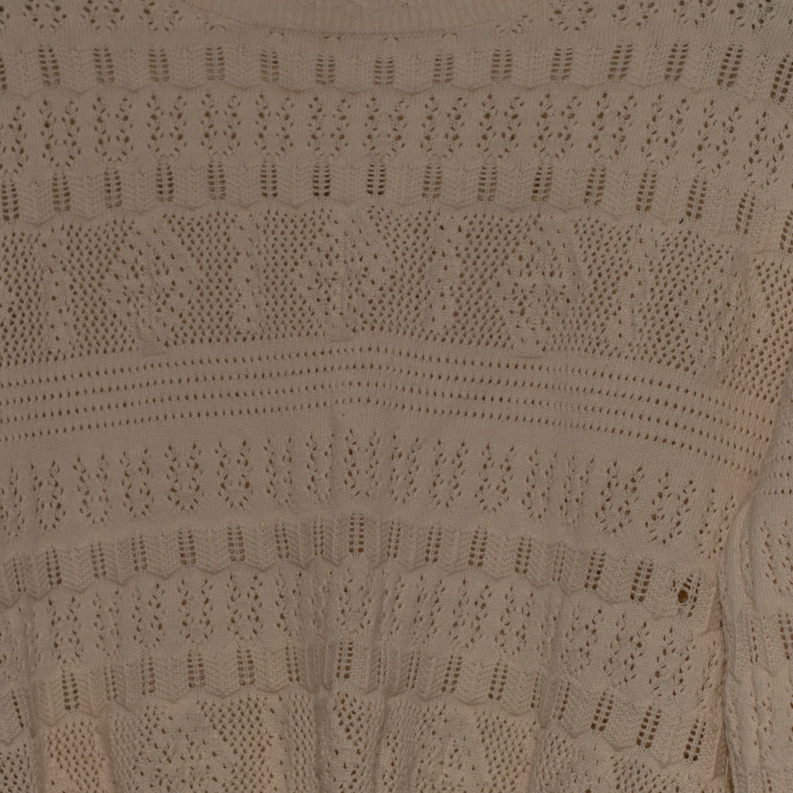 Beige stickad tröja med spetsmönster - 2