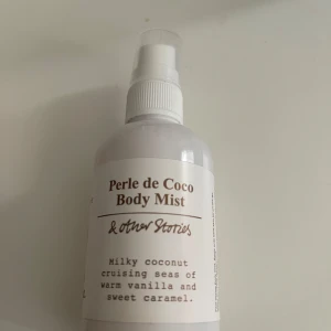 Perle de Coco Body Mist från & Other Stories - En populär body mist på tiktok med doft av mjuk kokos, varm vanilj och söt karamell. Endast använd 1 gång. Står hemma bara pga för många parfymer/body mist så behöver bli av med så mycket som möjligt.