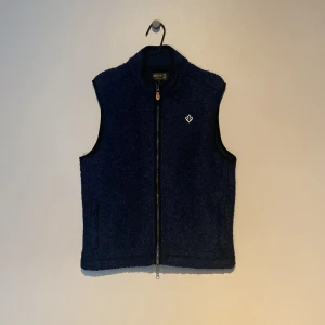 Fleece väst från Morris - Tjena! Säljer nu denna mörkblå Morris fleece västen, då den sitter lite för stort på mig. Den är i mycket bra skicka och väl omhändertagen. Kan tänka mig gå ner i pris vid snabb affär. Hör av er vid frågor eller funderingar! 😊👍