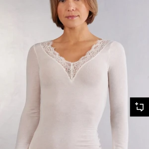 Krämvit intimissimi tröja - Säljer denna assnygga intimissimi tröja då den inte passade mig storleksmässigt. Har bara använt den 1 gång. 