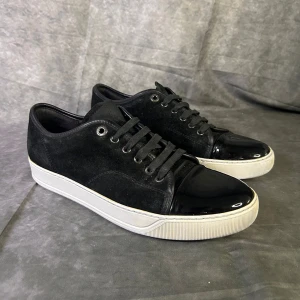 Lanvin toecap sneakers  - Mycket fint skick | Size uk 7 passar 41/42  | fraktar spårbart inom 24 timmar med PostNord eller instabox | inget og medföljer 