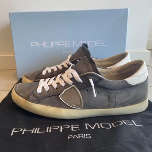 Philippe model - Säljer ett par stilrena Phillips Model-skor i klassisk marinblå färg som är Storlek 42. Skorna är både bekväma och trendiga, perfekta för både vardag och mer uppklädda tillfällen.   