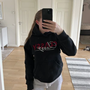 Classy hoodie - Säljer denna snygga classy hoodien med tryck på framsida och rygg🥰 Storlek XS och använd ett fåtal gånger