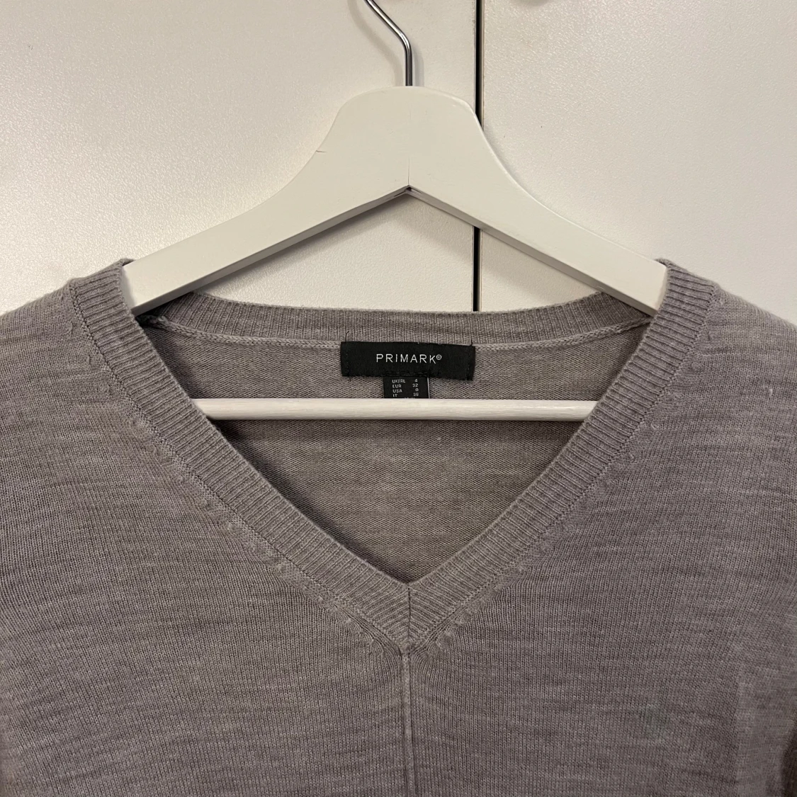 Grå v-ringad tröja från Primark - 2