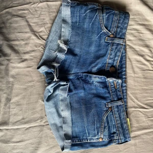 Jeansshorts - Lågmidjade jeanshorts som jag köpte här på plick förut men är för små, 36 cm i midja. Har aldrig använt dom ändast testat dom två gånger så inga skador eller liknande. ‼️Dom två sista bilderna är inte mina‼️