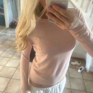 Långärmad tröja - Jättefin långärmad tröja perfekt till våren🎀mjukt material 
