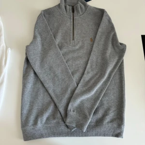 Grå Polo Ralph Lauren half zip - Grå Polo Ralph Lauren half zip, perfekt tunn material inför sommaren! Helt ny, slim fit, storlek S/M, skick 10/10 ENDAST 599kr