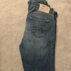 Jacob Cohen Jeans - Säljer ett par blåa Jacob Cohën jeans i storlek W30 och 104 cm i längd. ( sitter som l 33 i tex replay jeans) Jeansen är i modellen 710 slim och använda ett fåtal gånger. Ställ frågor om du har några. Priset är ej hugget i sten och vid snabb affär kan priset absolut sänkas! Säljer dom nu för att de inte passade mig. JEANSEN ÄR LJUSARE I VERKLIGHETEN ÄN PÅ BILD!!!