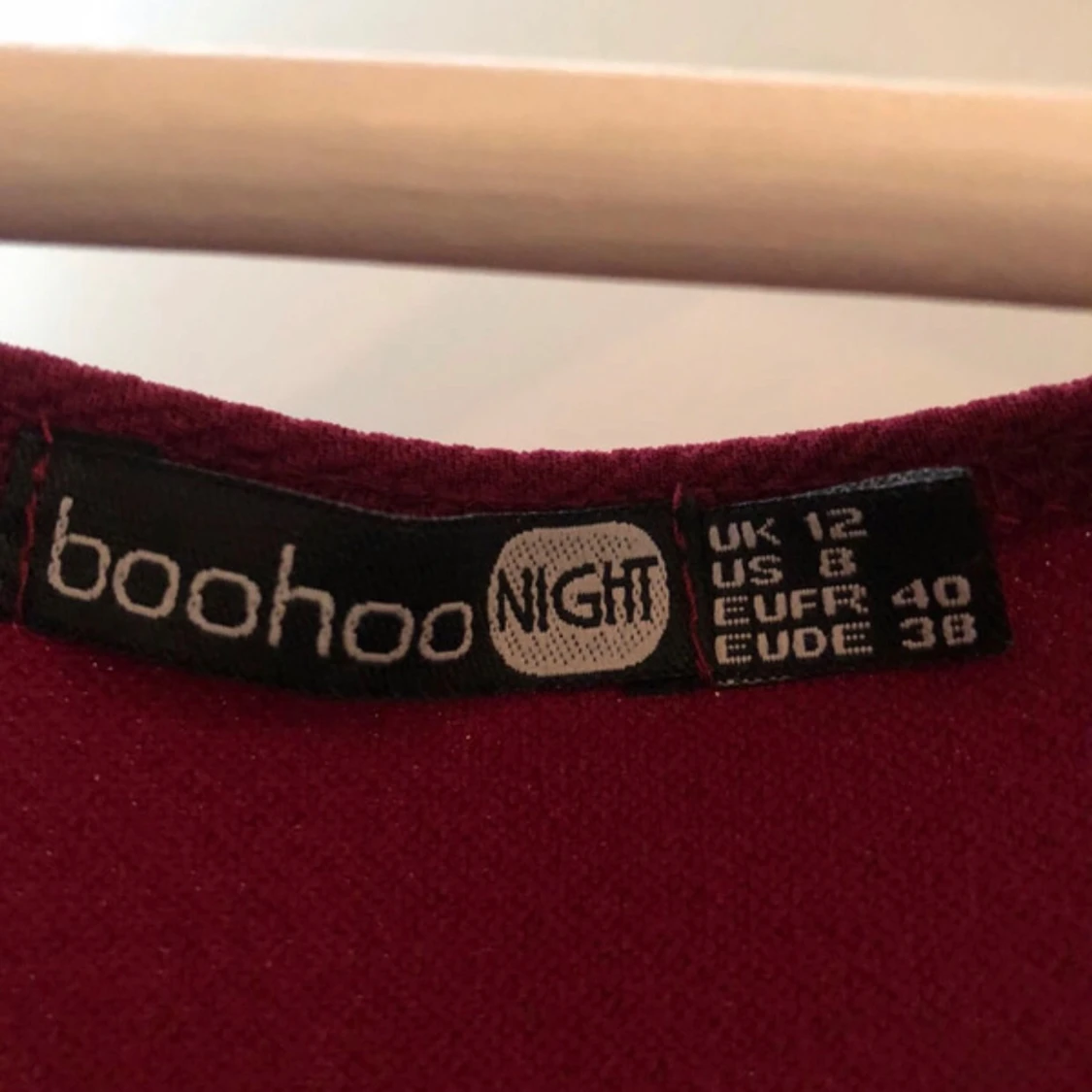 Vinröd omlottklänning från Boohoo Night - 1