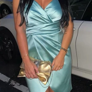 Ljusblå Satinklänning  - Superfin satinklänning för festliga tillställningar.  Nypris : 3000:-