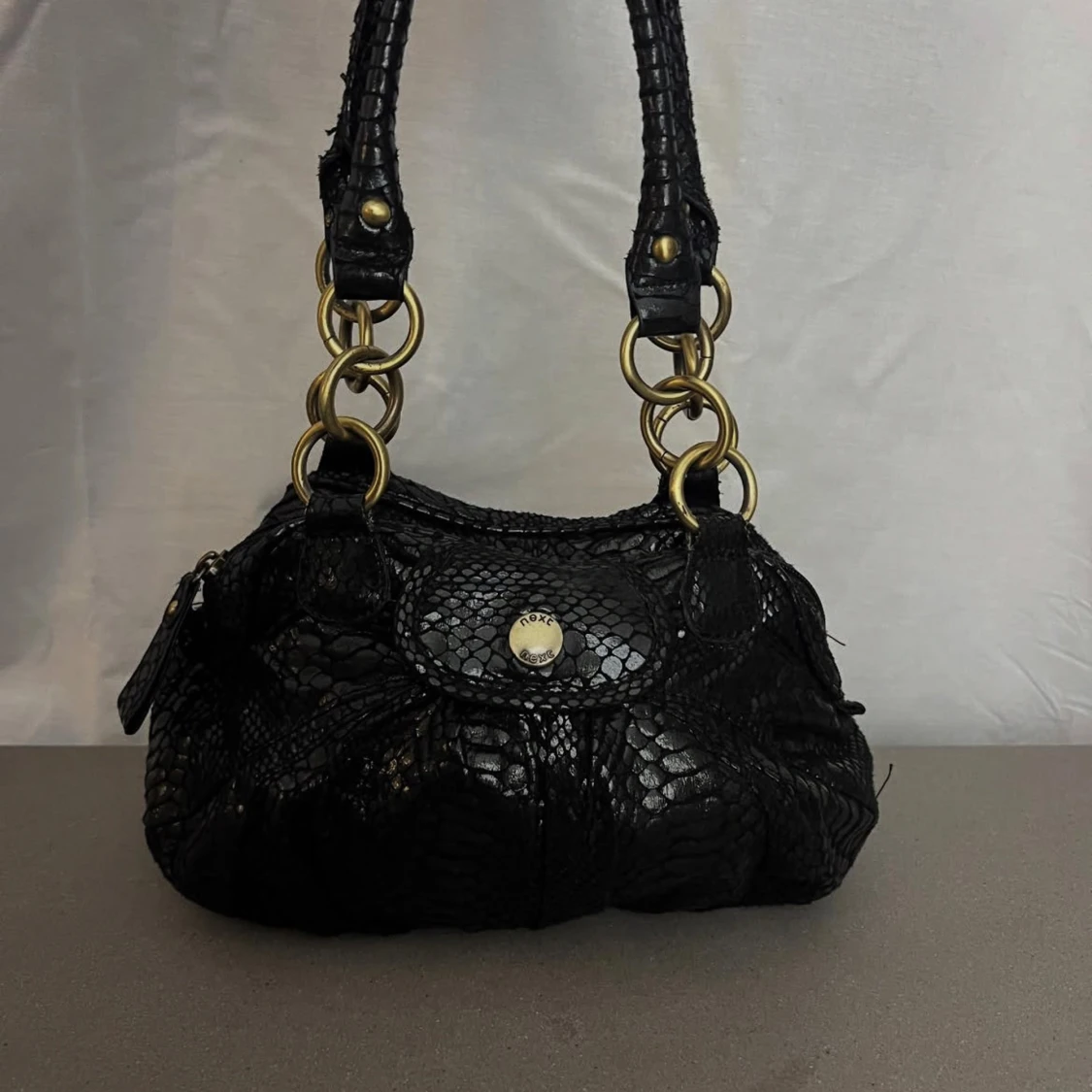 Svart handväska med ormmönster och gulddetaljer - 1