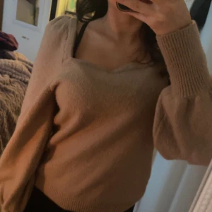 Stickad tröja - Beige brun stickad tröja jätte fin, kommer dock inte till nogon användning