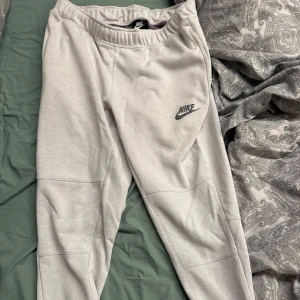 Nike tech vita  - Vita Nike tech byxor finns i Stockholm annars kan fraktas. 