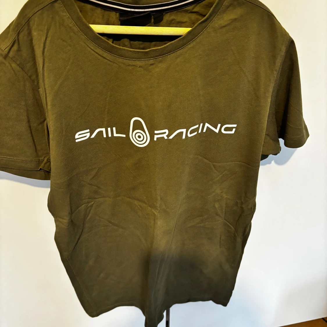 Olivgrön t-shirt från Sail Racing
