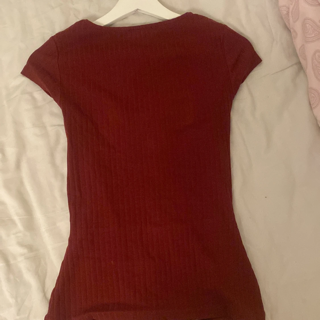 Vinröd ribbad topp från Anna Field - 3