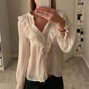 Zara blus - En jätte fin blus till sommaren💗 väldig luftig och härlig att ha på sig💕 lite slitningar (har stretchats ut och lite mörkare färg)på ärmarna mer på ena än andra men man tänker inte på det när man bär tröjan. 