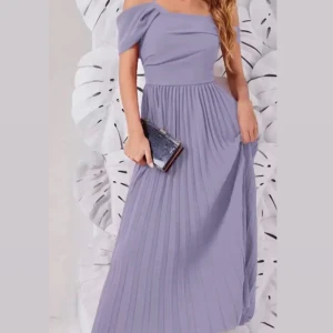 Ljuslila plisserad långklänning med offshoulder - Säljer en elegant ljuslila långklänning med plisserad kjol och offshoulder-design. Klänningen har justerbara smala axelband och en vacker drapering upptill. Kommer med dragkedja vid sidan. Perfekt för bal eller fest! 