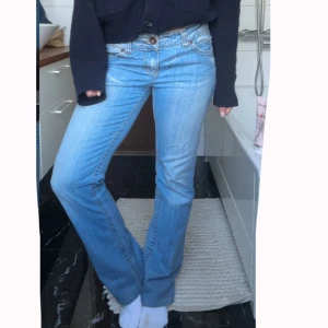 Miss sixty jeans bootcut - Sååå snygga miss sixty jeans som är bootcut och lågmidjade! Midjemått: 39 och innerbenslängd: 80 cm! Köpta på sellpy och utan defekter😍