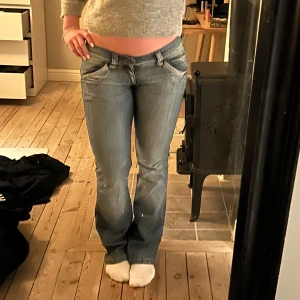 Lågmidjade bootcut jeans  - Mina favorit jeans som jag säljer för jag har tröttnat på dem. Perfekt låg midja och snygg detalj i bak. Köpta på Plick. W27 L32, 36-38. Jag är 170 och de är perfekta, släpar lite i backen. Det är märket Amisu.