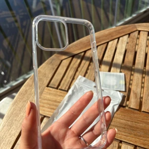 Transparent mobilskal och skärmskydd till iPhone 12 Pro Max - Säljer ett genomskinligt mobilskal, ett skärmskydd i härdat glas och ett kameralinsskydd till iPhone 12 Pro Max. Skalet är gjort av shockproof plast och skyddar mobilen utan att dölja dess design. Perfekt för dig som vill ha ett stilrent och diskret skydd.