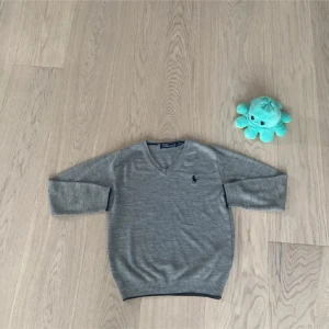 Grå ralph lauren tröja🩶 - V-ringad Tröja från Polo Ralph Lauren 🌟  Säljer en stilren grå v-ringad tröja från Polo Ralph Lauren, perfekt för en enkel och snygg look!  👕 Specifikationer: - Material: 100% bomull - Storlek: 140-146 - Lång ärm med klassisk broderad logga på bröstet  Denna tröja är både bekväm och tidlös, och passar utmärkt för alla tillfällen. Missa inte chansen att få tag på denna!  Kontakta mig gärna om du har några frågor!