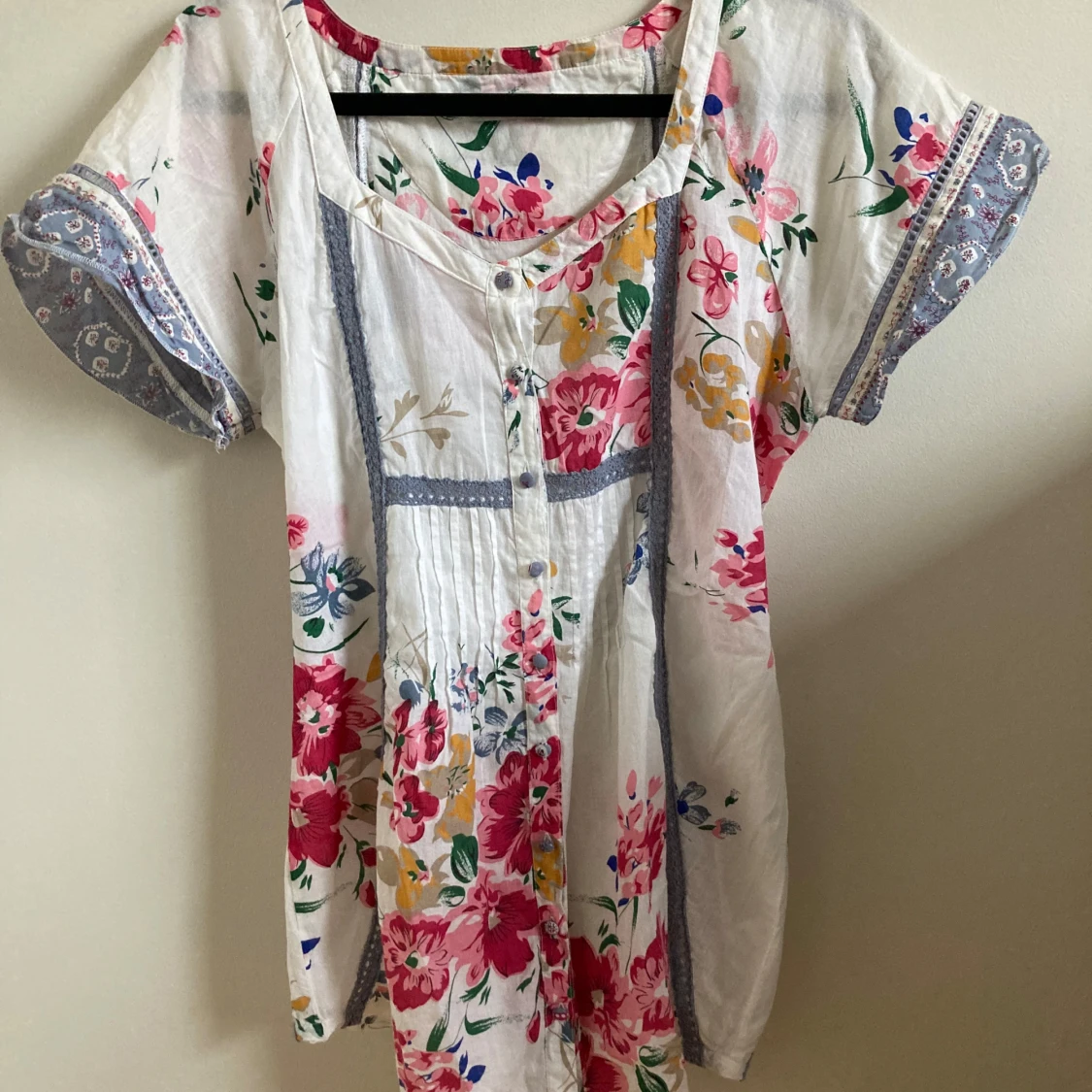 Vit blommig blus med knappar och knytband - 2