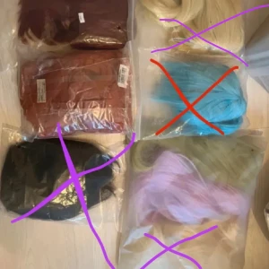 4 cosplay peruker - (In order left to right) •blond short wig with rat tails  •green wig  •purple long wig  •blonde long wig •dark red short wig •light red short wig with ponytails •short black wig