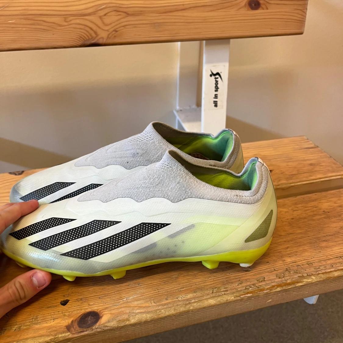 Adidas fotbollsskor med svart och grå design - 2