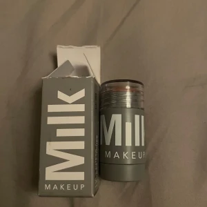 Milk Makeup Lip + Cheek Stick i färgen Werk - Milk Makeup Lip + Cheek Stick i nyansen Werk, en krämig stick i rosatonad nude. Multifunktionell produkt som kan användas både som rouge och läppfärg. Kommer i en grå förpackning med tydlig logga och praktisk twist-up funktion.