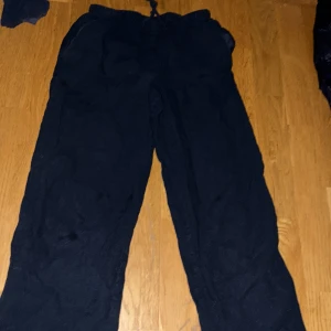 Marin blå linne byxor! - Svarta linne byxor med avslappnad passform och dragsko i midjan. Perfekta för chill dagar eller när du vill vara extra bekväm. Tunnare material som känns mjukt mot huden.